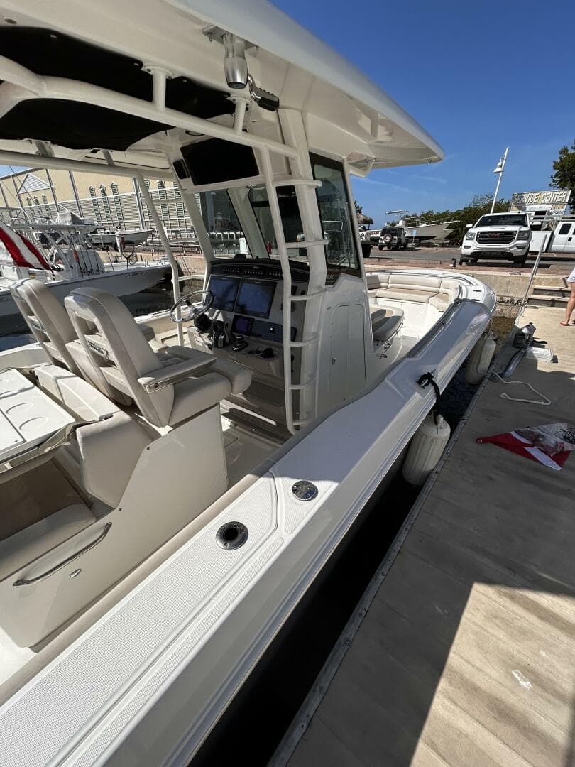 2017 33 Boston Whlaer 330 Outrage Cockpit (4)