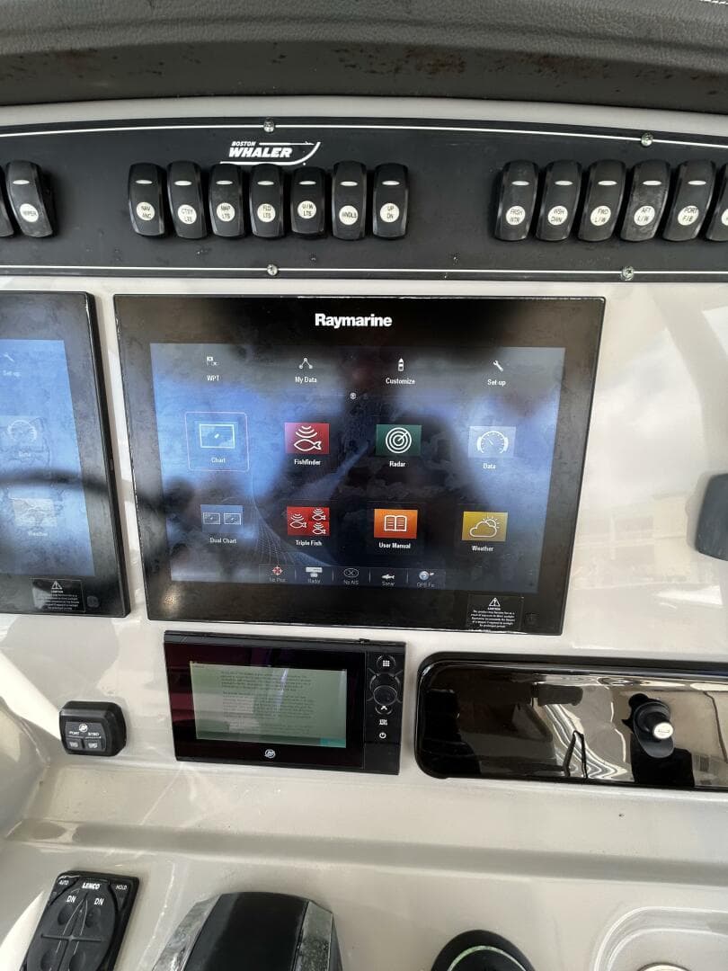 2017 33 Boston Whaler 330 Outrage Helm (3)