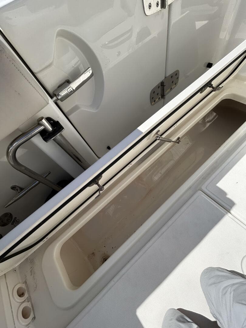 2017 33 Boston Whaler 330 Outrage In Deck Fish Boxes (2)