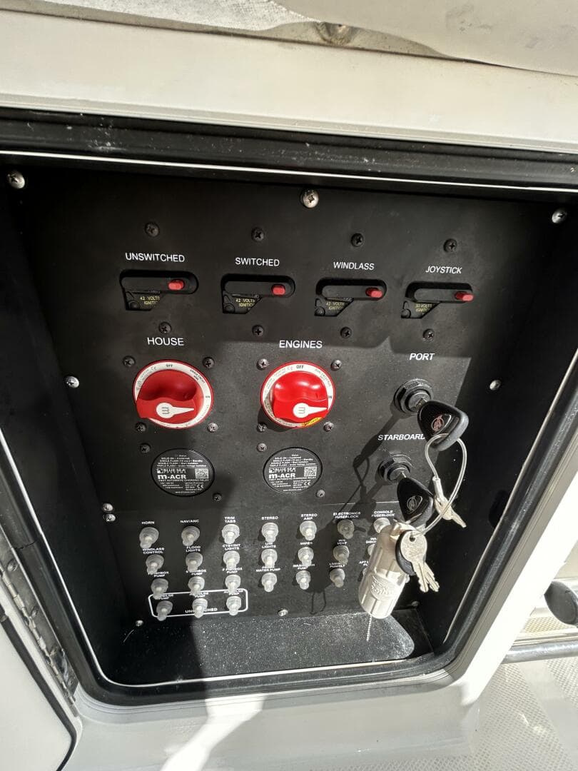 2017 33 Boston Whaler 330 Outrage Battery Switches