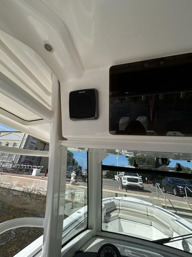 2017 33 Boston Whaler 330 Outrage Helm (9)