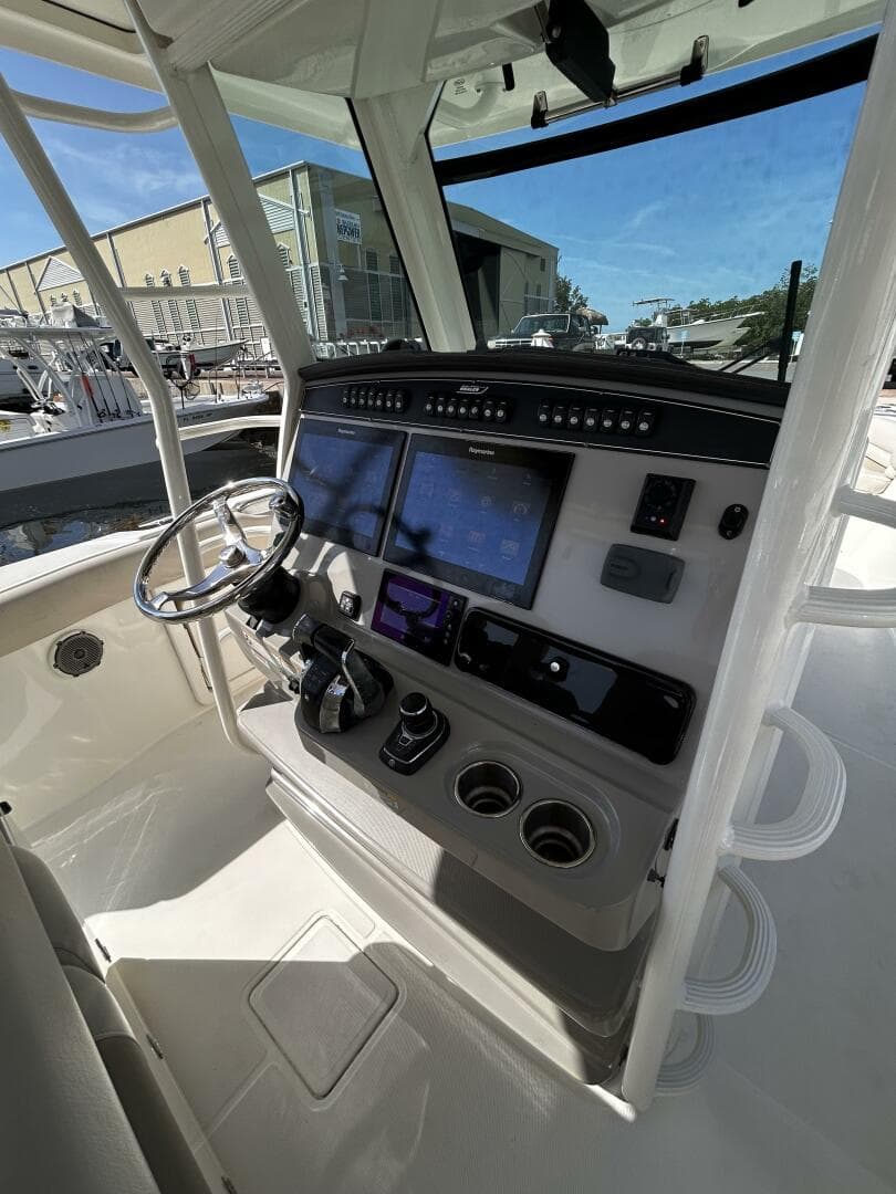 2017 33 Boston Whaler 330 Outrage Helm (6)