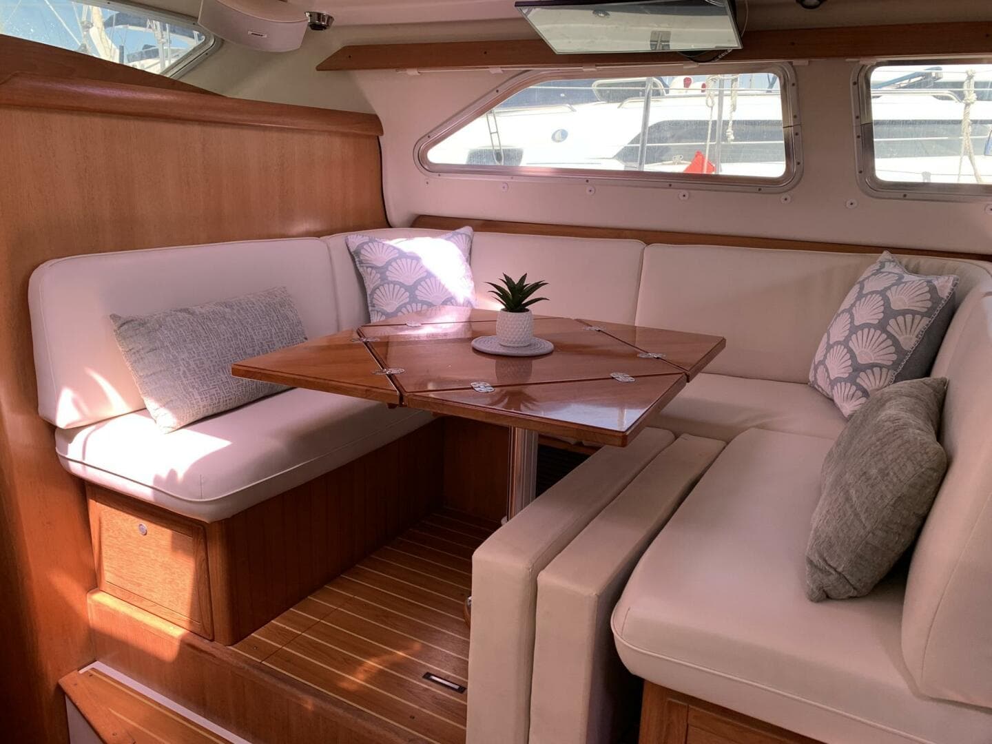 2007 Catalina Morgan 440 Deck Salon