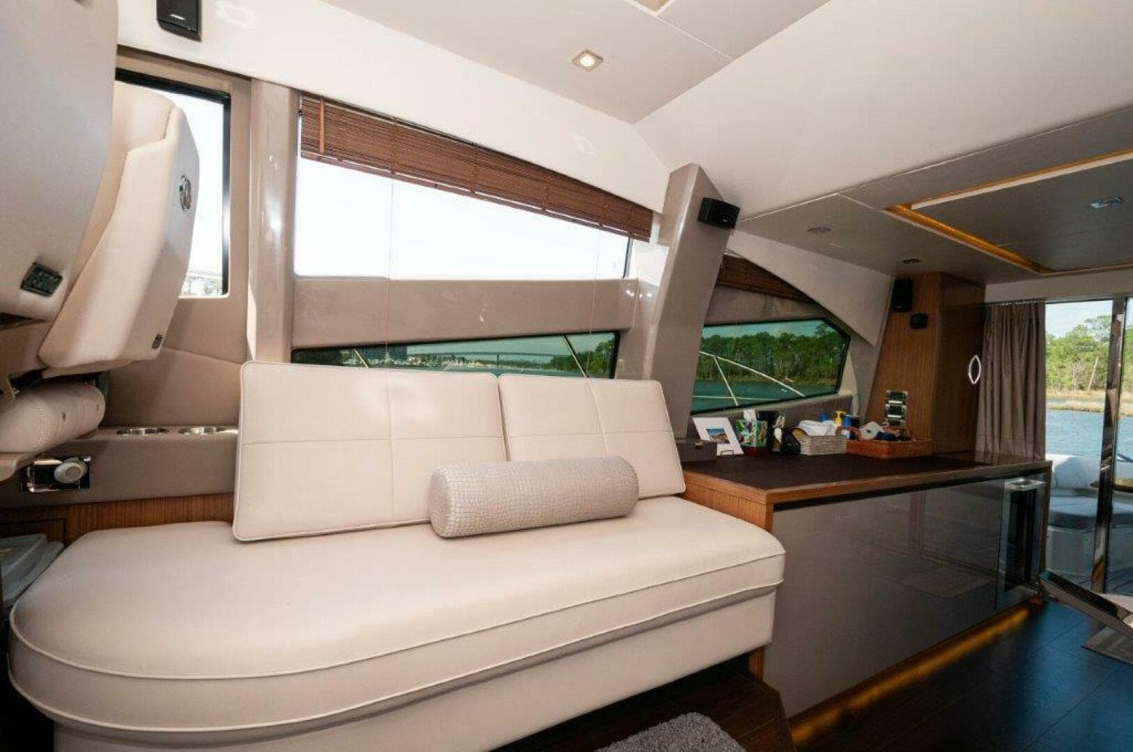 2018 Sea Ray L550 Flybridge-Salon 2