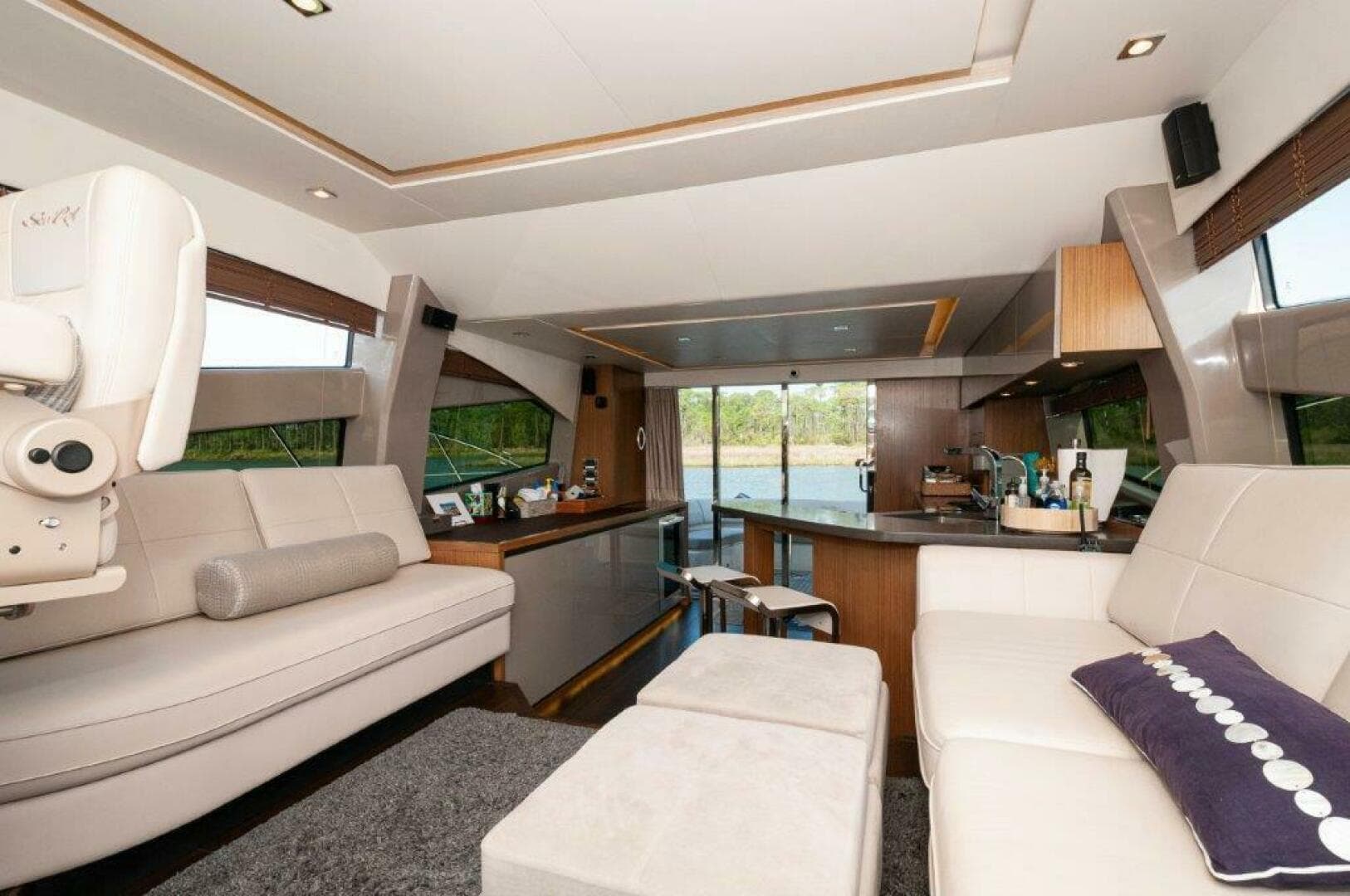 2018 Sea Ray L550 Flybridge-Salon