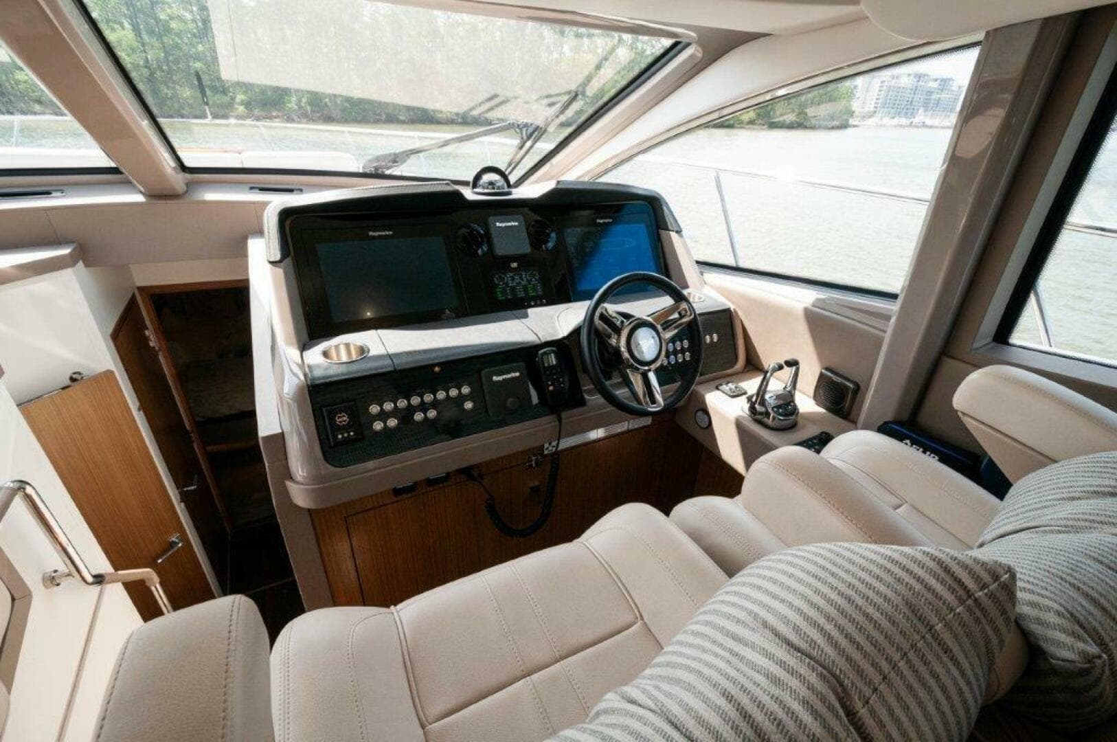 2018 Sea Ray L550 Flybridge-Helm 3