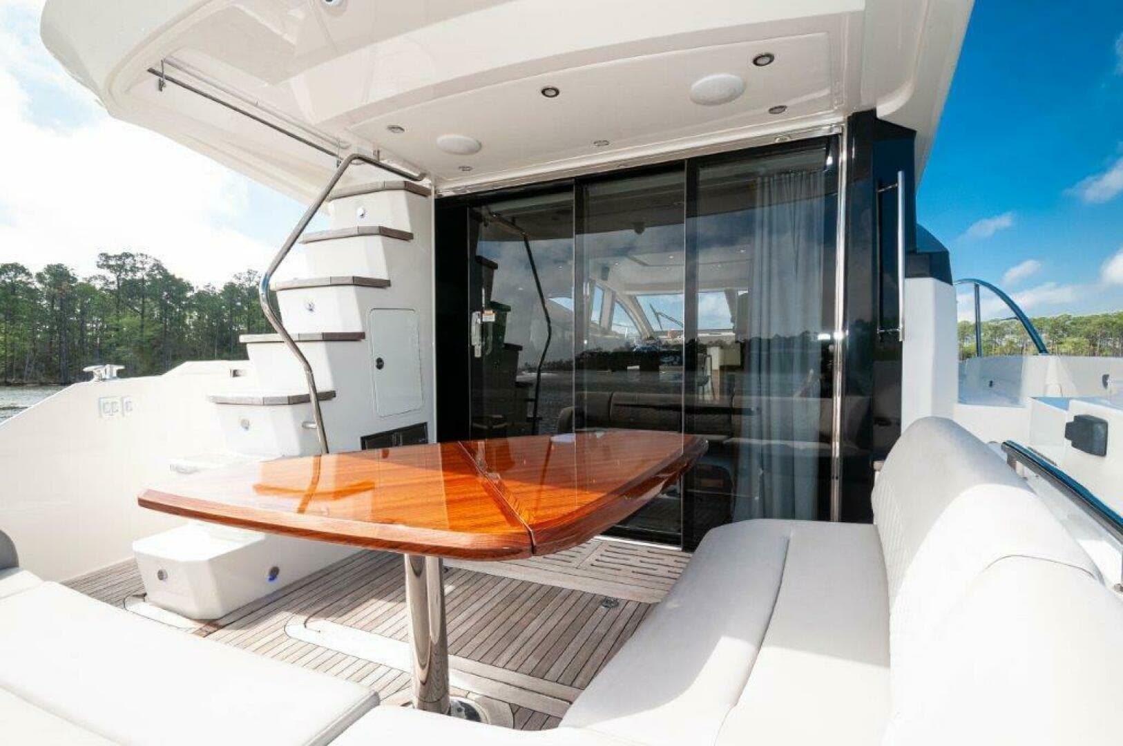 2018 Sea Ray L550 Flybridge-Cockpit