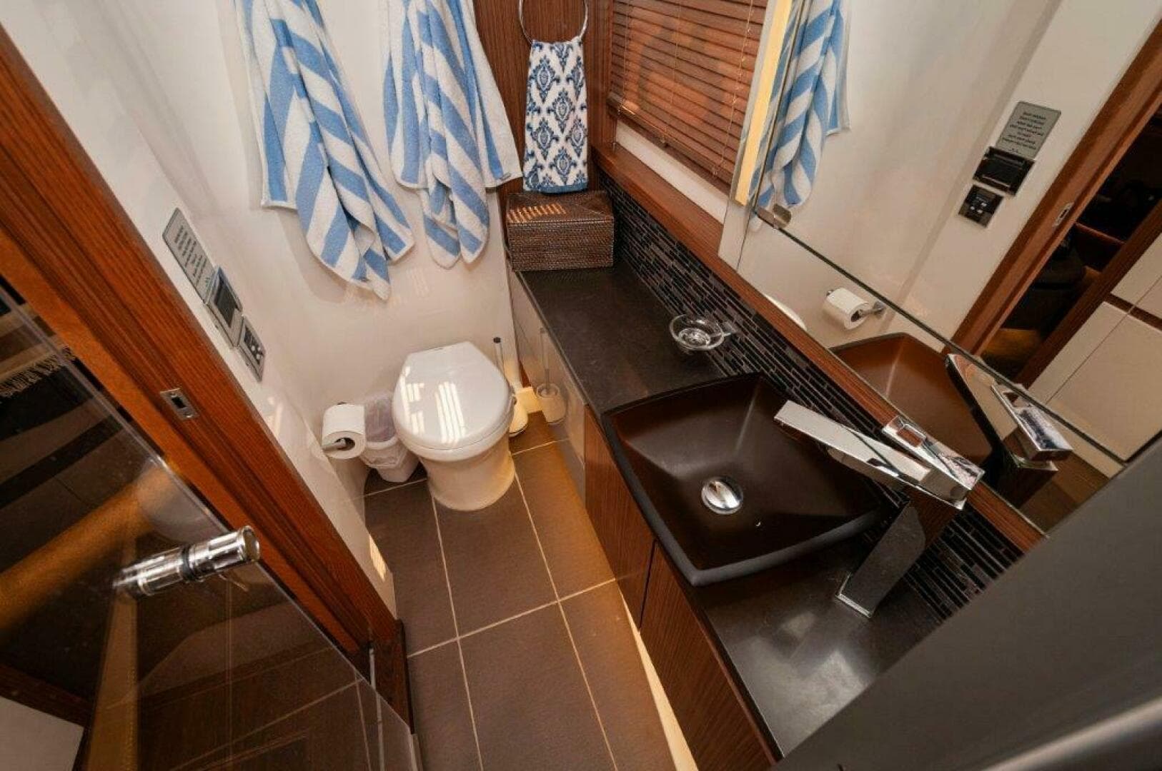 2018 Sea Ray L550 Flybridge-Master Head