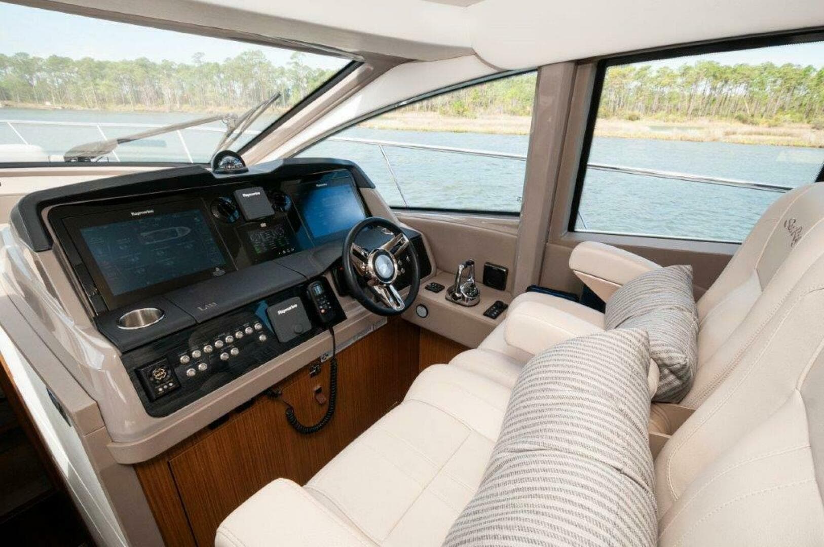 2018 Sea Ray L550 Flybridge-Helm