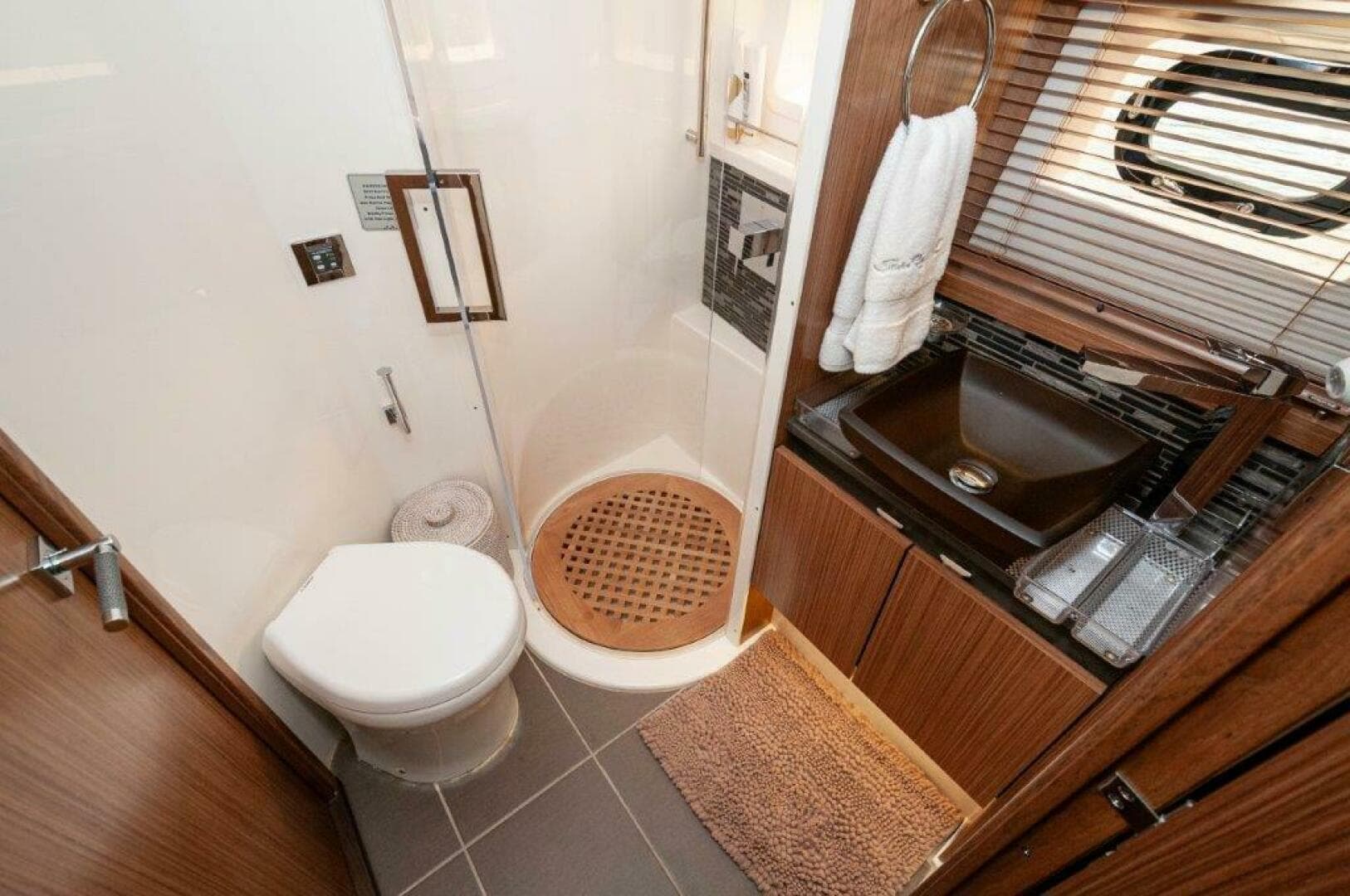 2018 Sea Ray L550 Flybridge- VIP Head