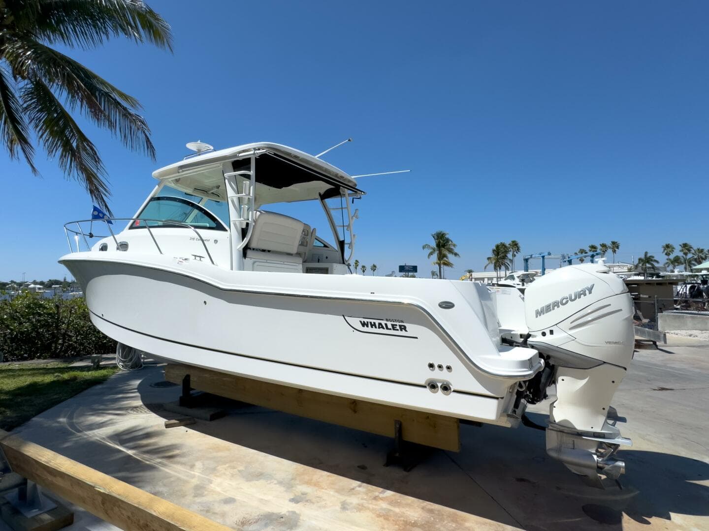 2018 Boston Whaler 315 Conquest