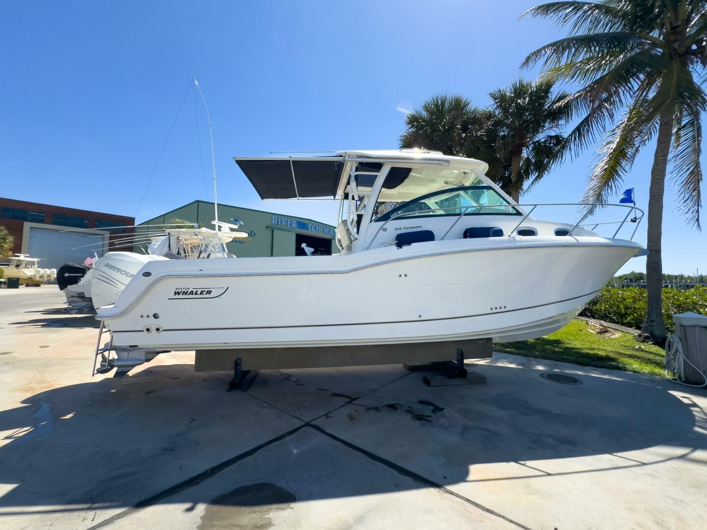 2018 Boston Whaler 315 Conquest