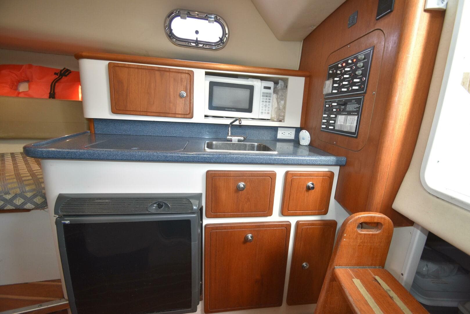 2005 Pursuit 3070 Offshore Express