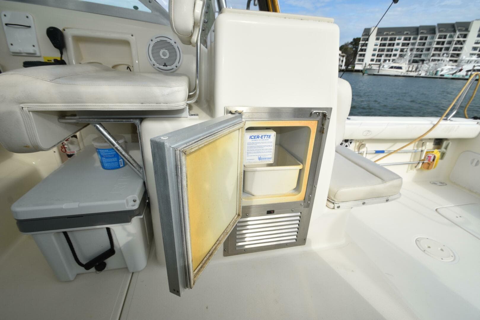 2005 Pursuit 3070 Offshore Express