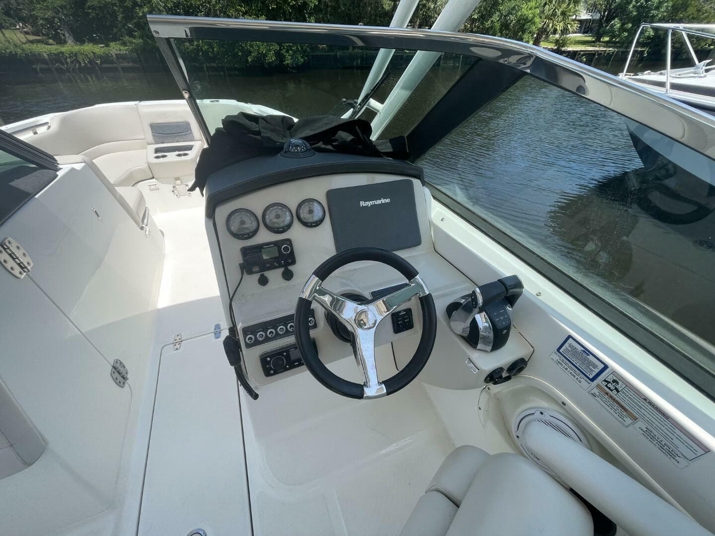 2016 Boston Whaler 270 Vantage