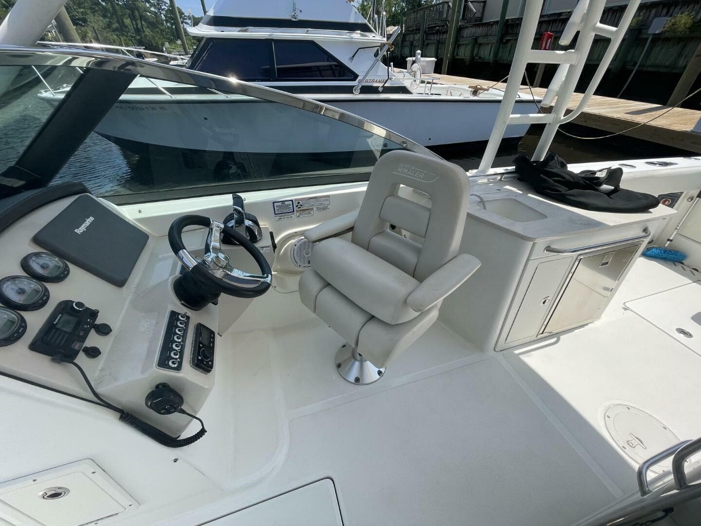 2016 Boston Whaler 270 Vantage