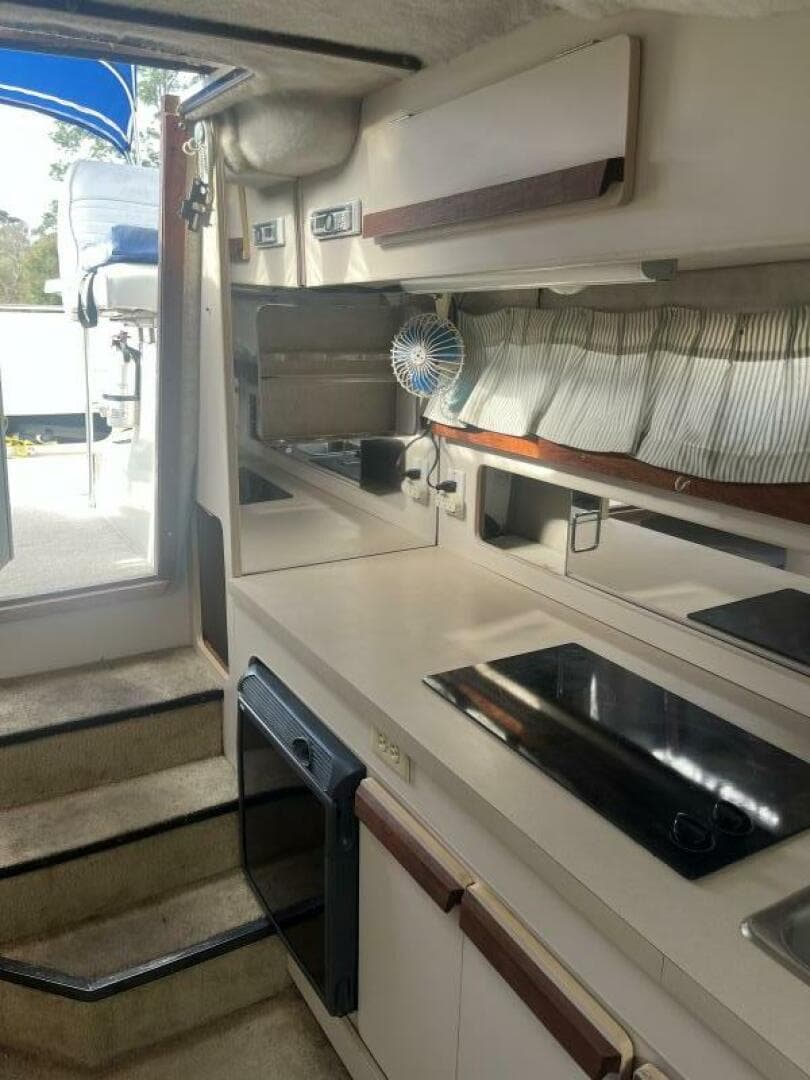 1989 Carver 2557 Montego