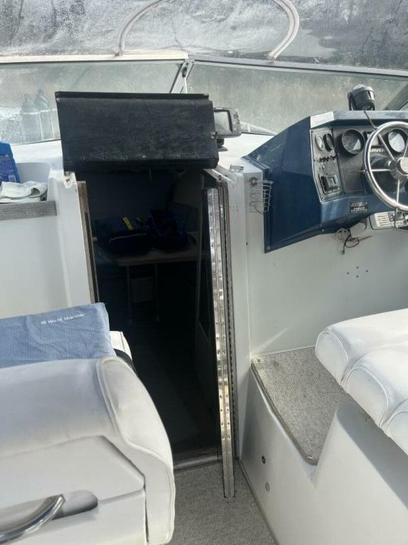 1989 Carver 2557 Montego