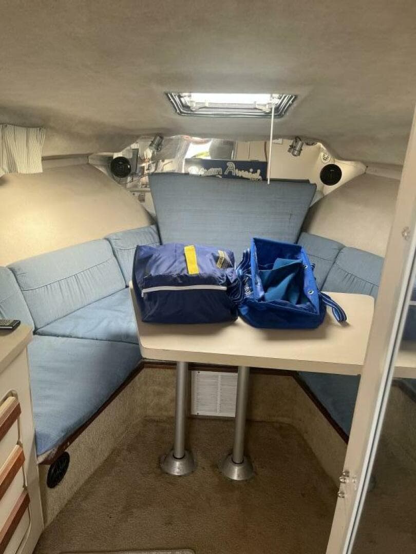 1989 Carver 2557 Montego