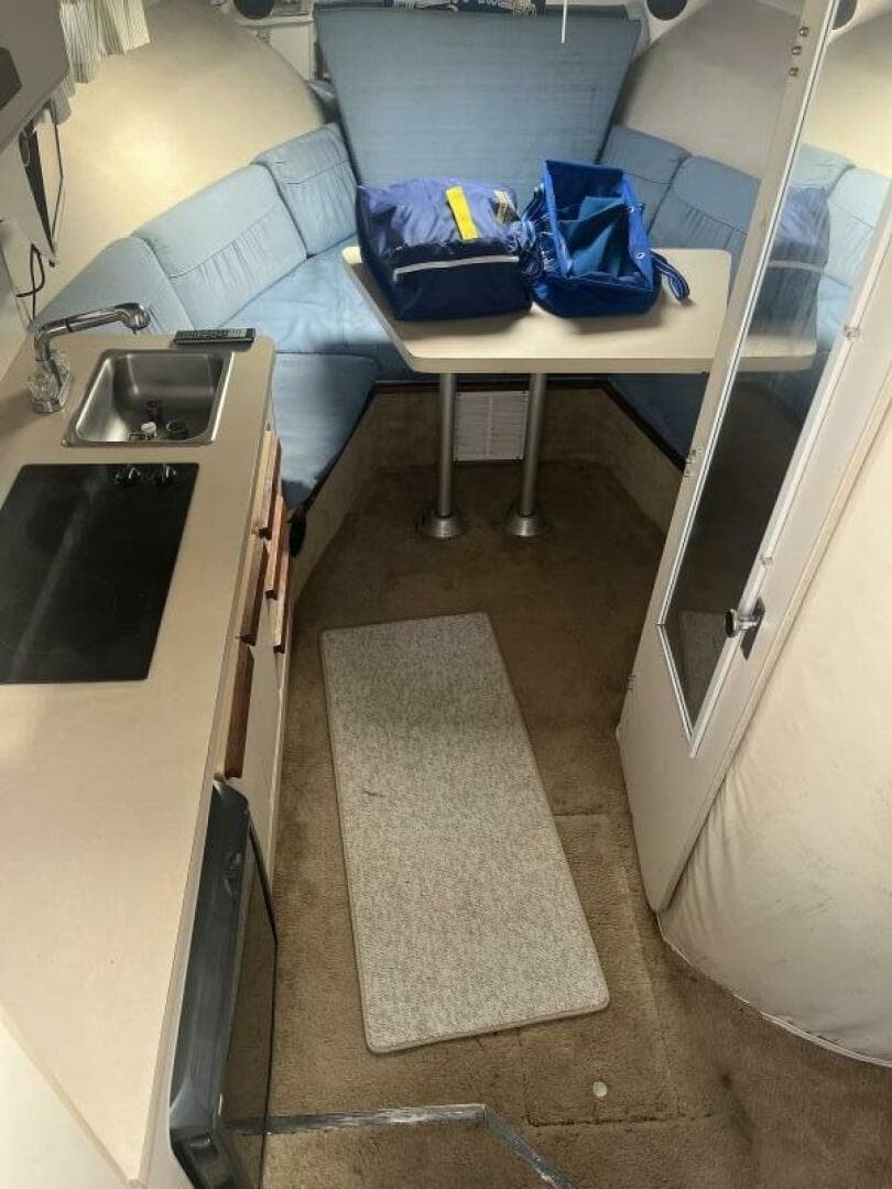 1989 Carver 2557 Montego