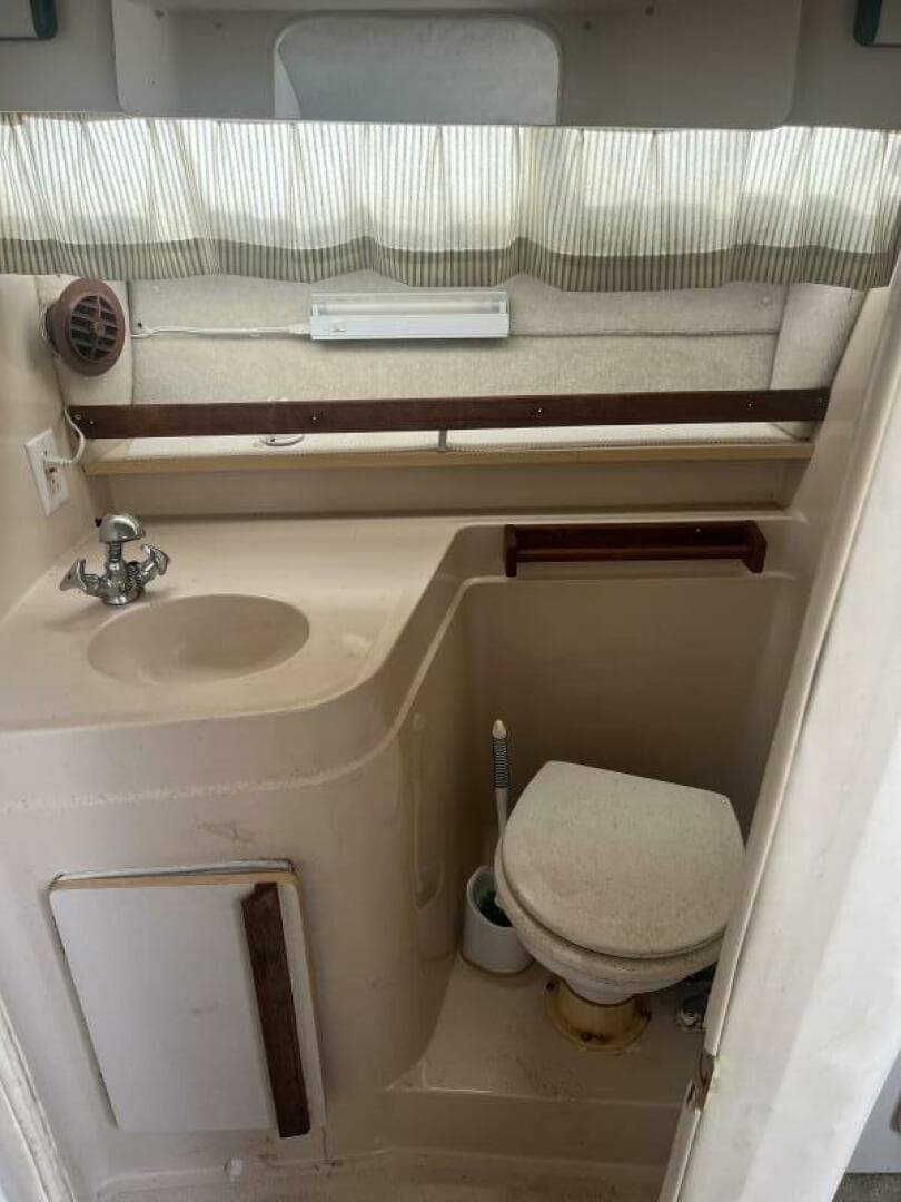 1989 Carver 2557 Montego