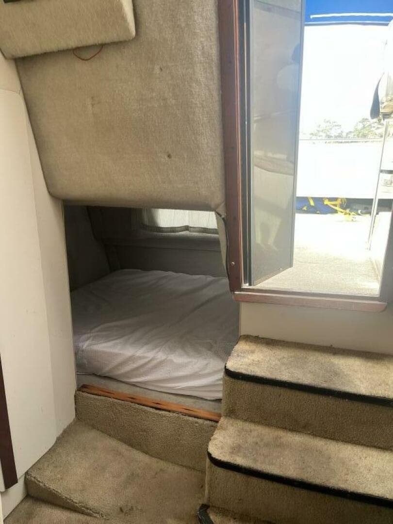 1989 Carver 2557 Montego