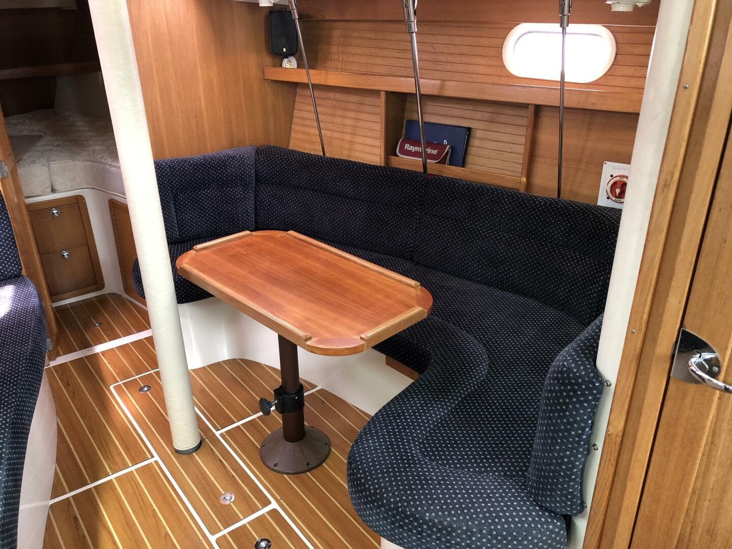 2005 Catalina 320