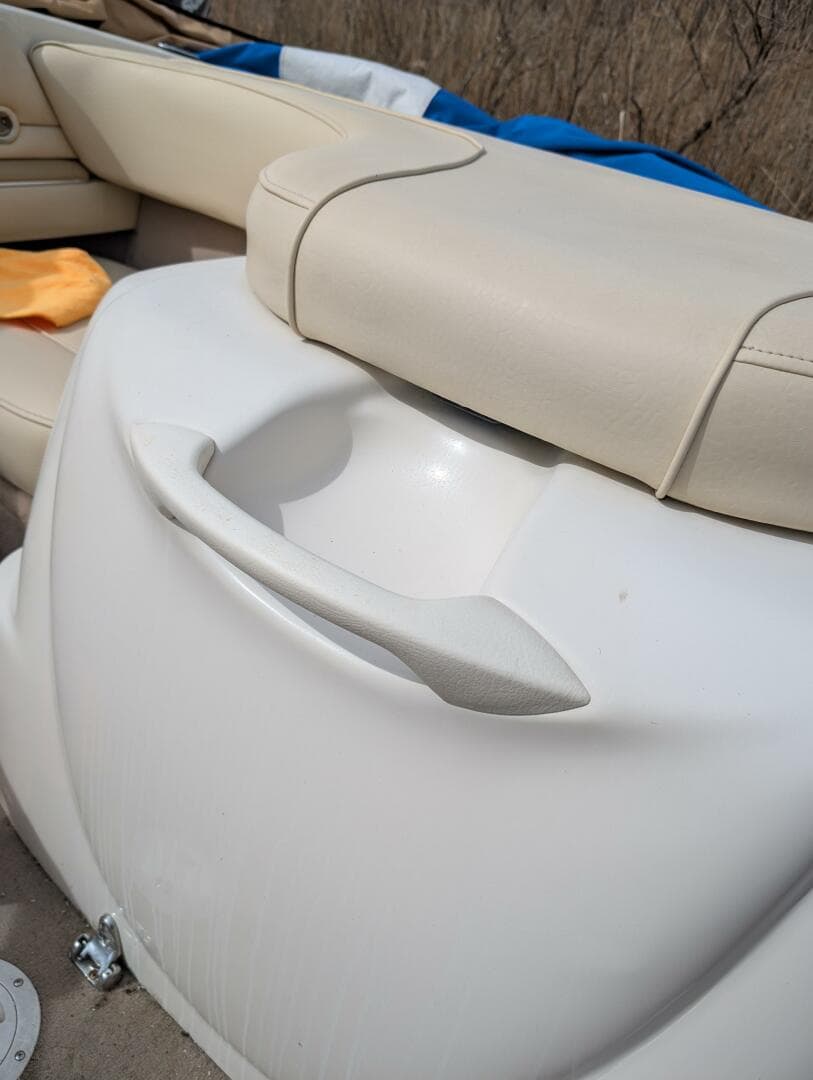 Sea_ray_210_stern_seat