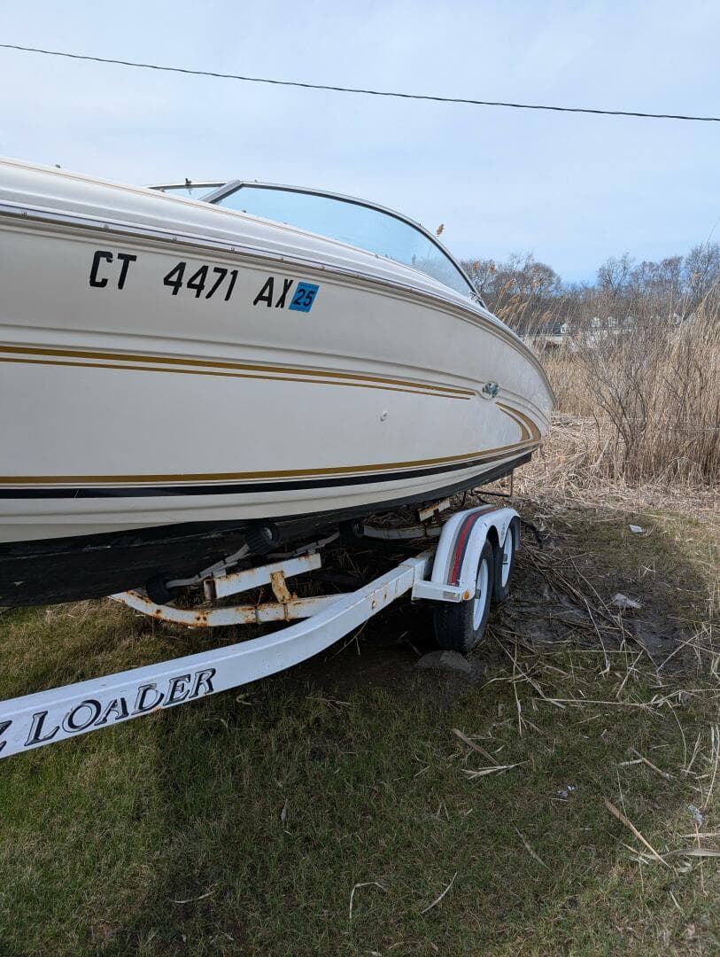 Sea_ray_210_port_bow_1