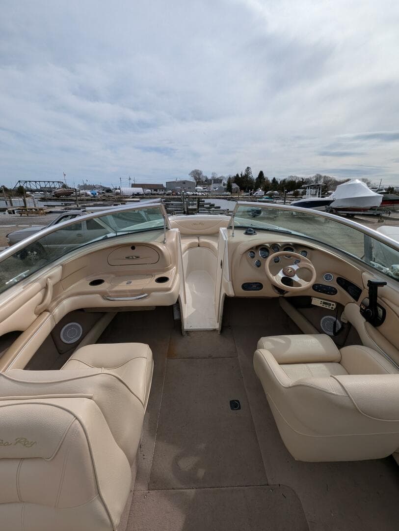 Sea_ray_210_stern_inside_4