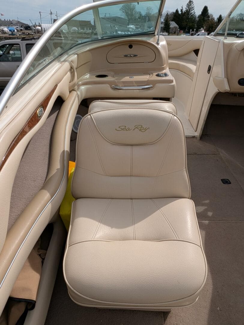 Sea_ray_210_stern_inside_3