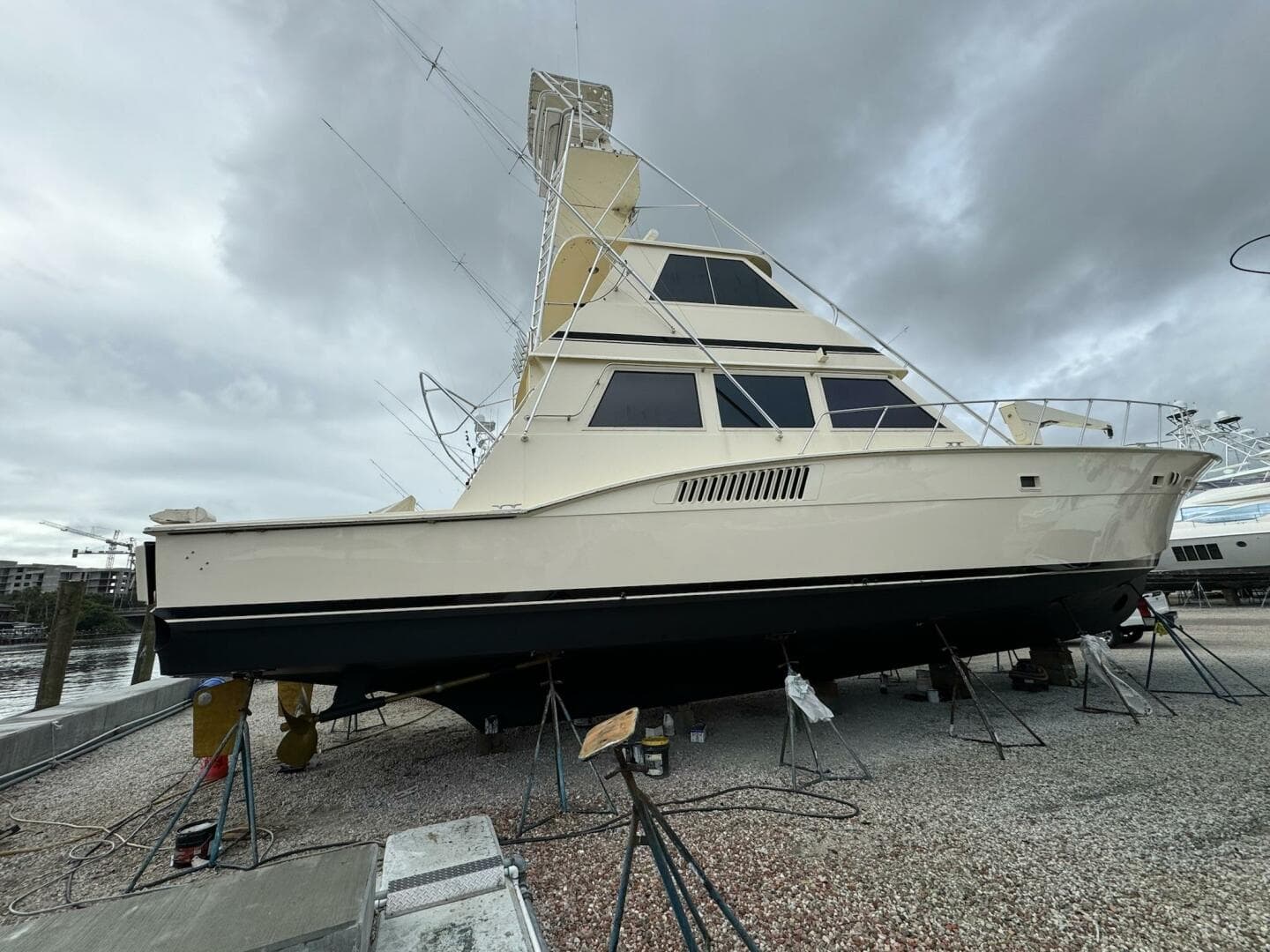 1985 Hatteras Enclosed Bridge