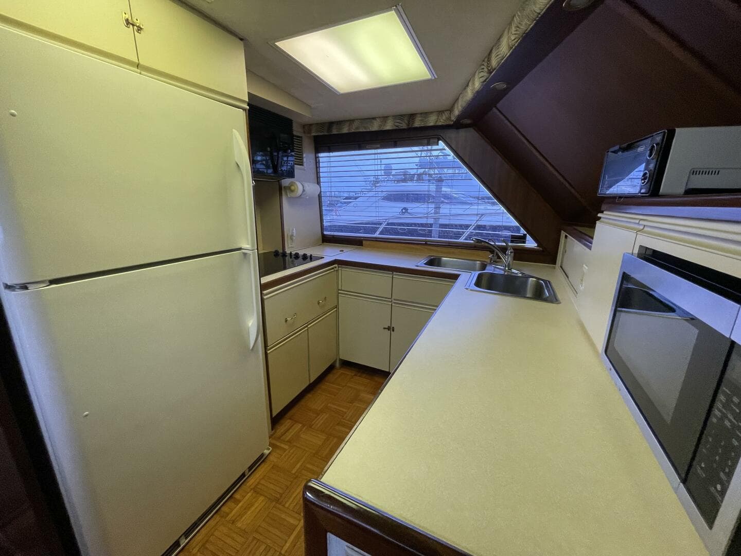 1985 Hatteras Enclosed Bridge