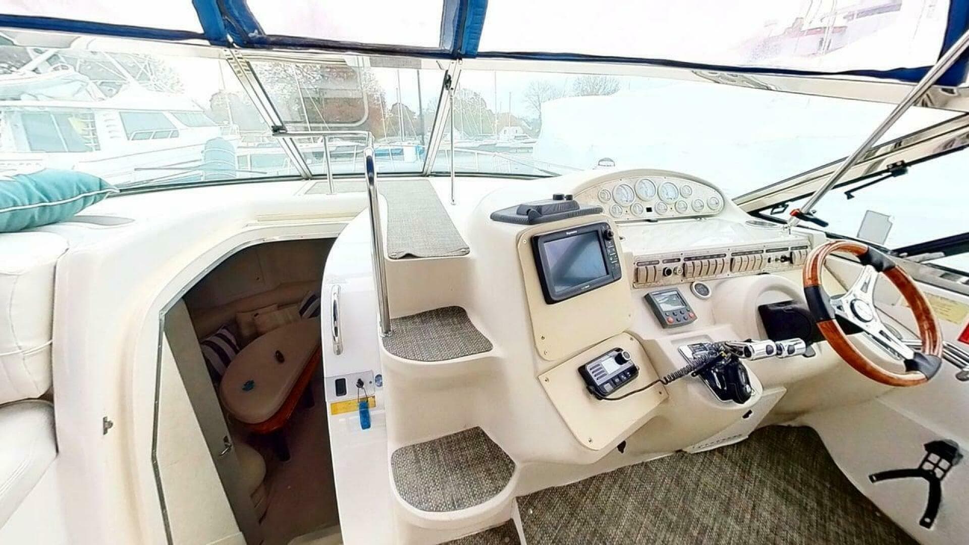 1998 Cruisers Yachts 4270