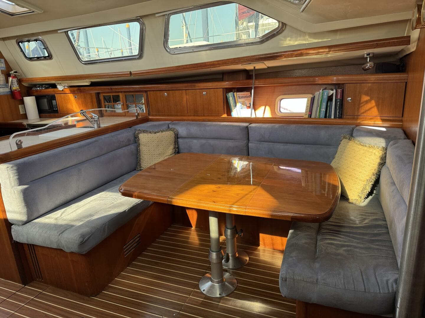 2007 Hunter Deck Salon