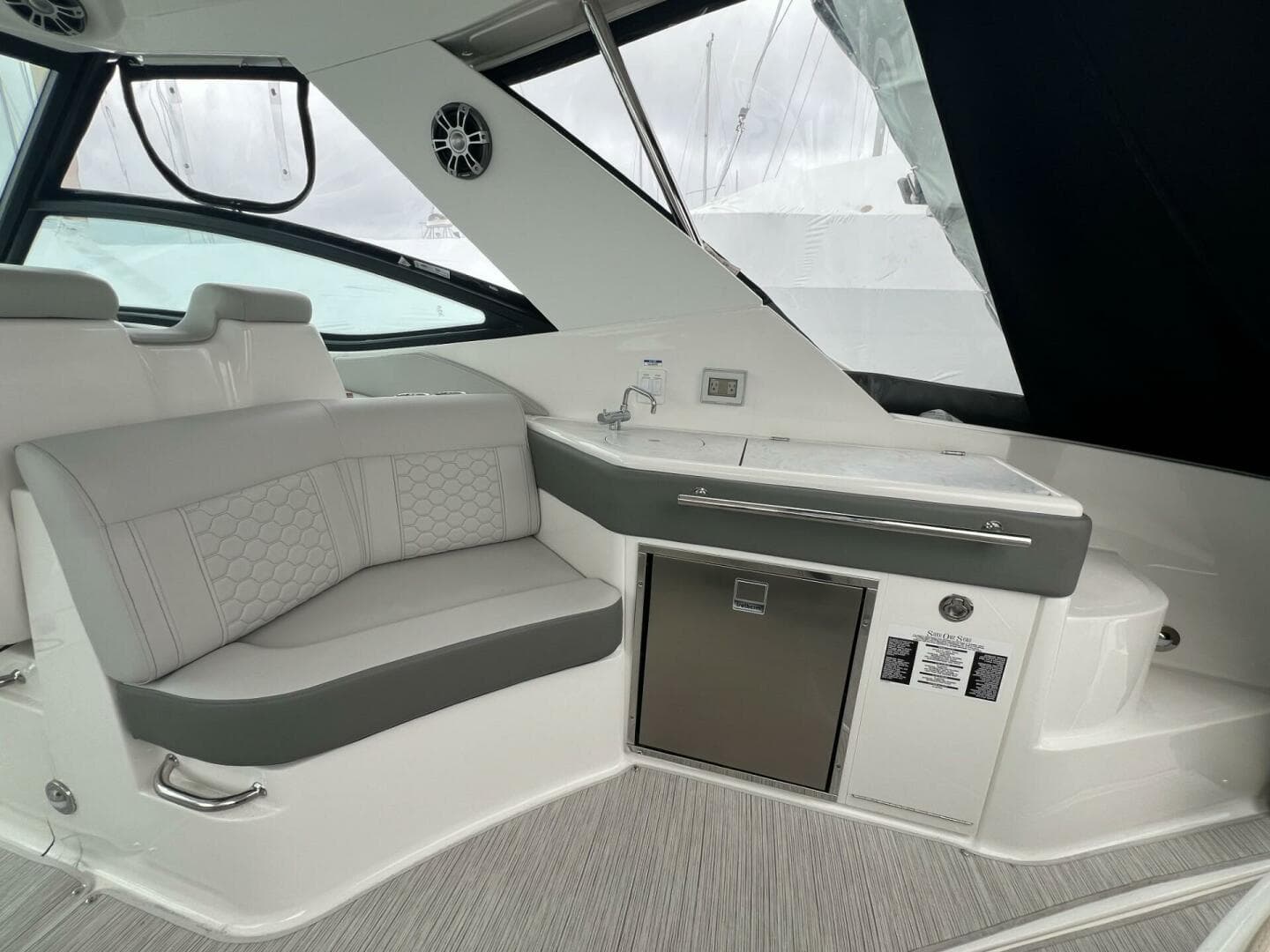 2023 Sea Ray 320 Sundancer
