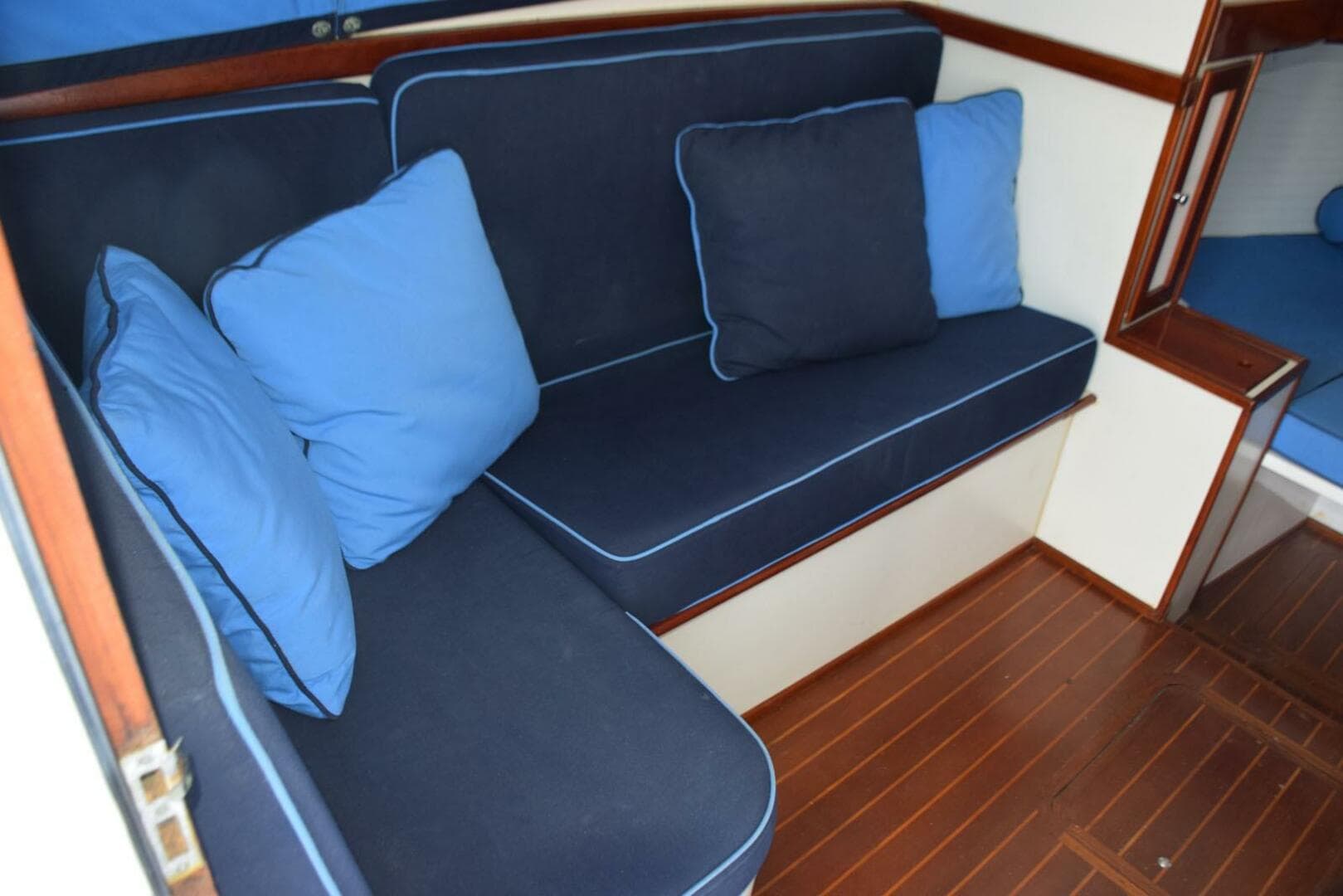 L Shape Settee To Portside
