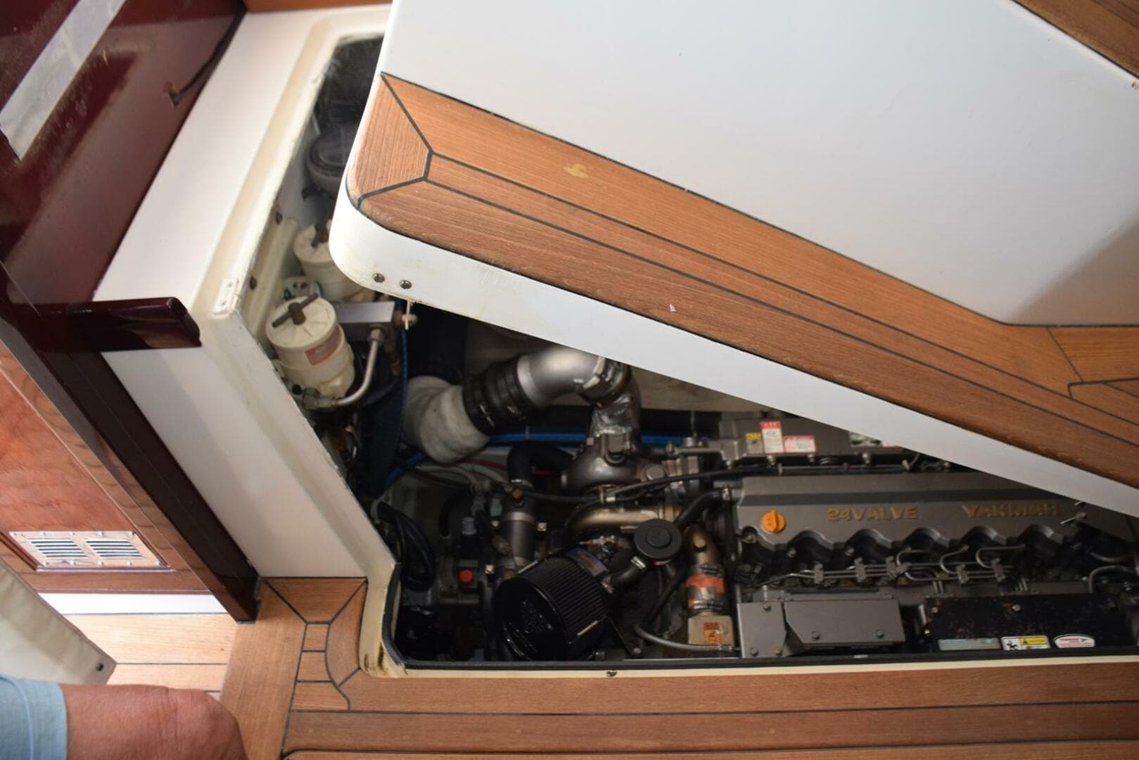 Electric Engine Hatch Lift  