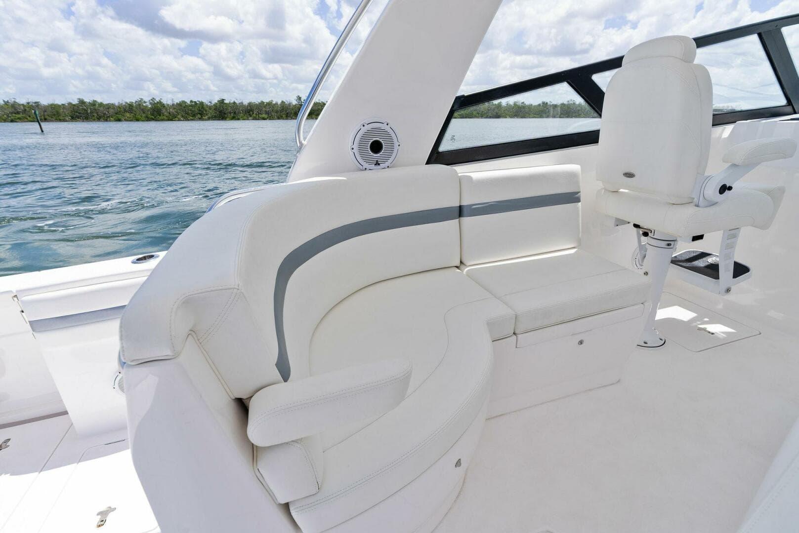 2022 Intrepid 438 Evolution