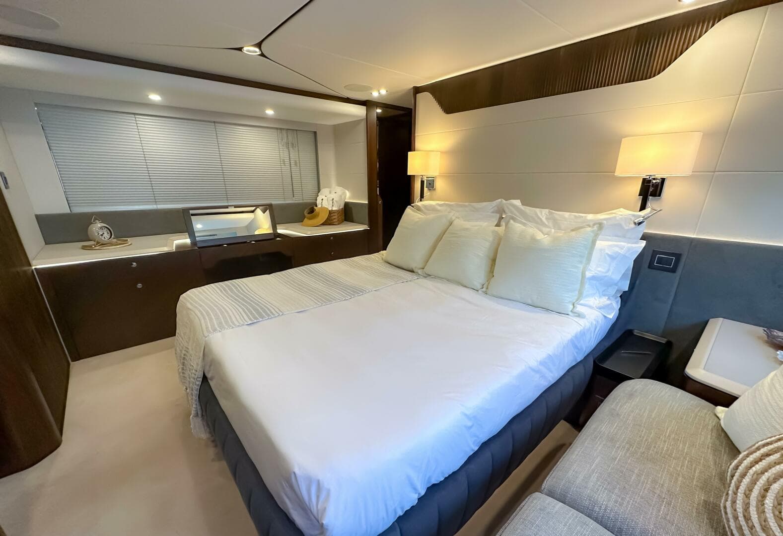 2023 Fairline Phantom 65