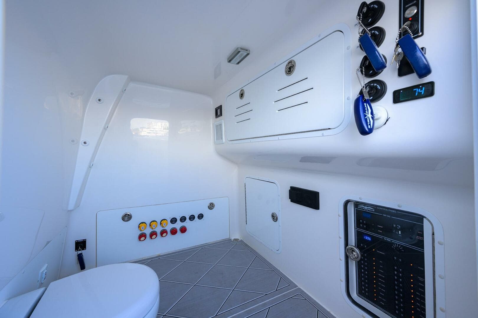 Invincible 46 Argento II - Interior head