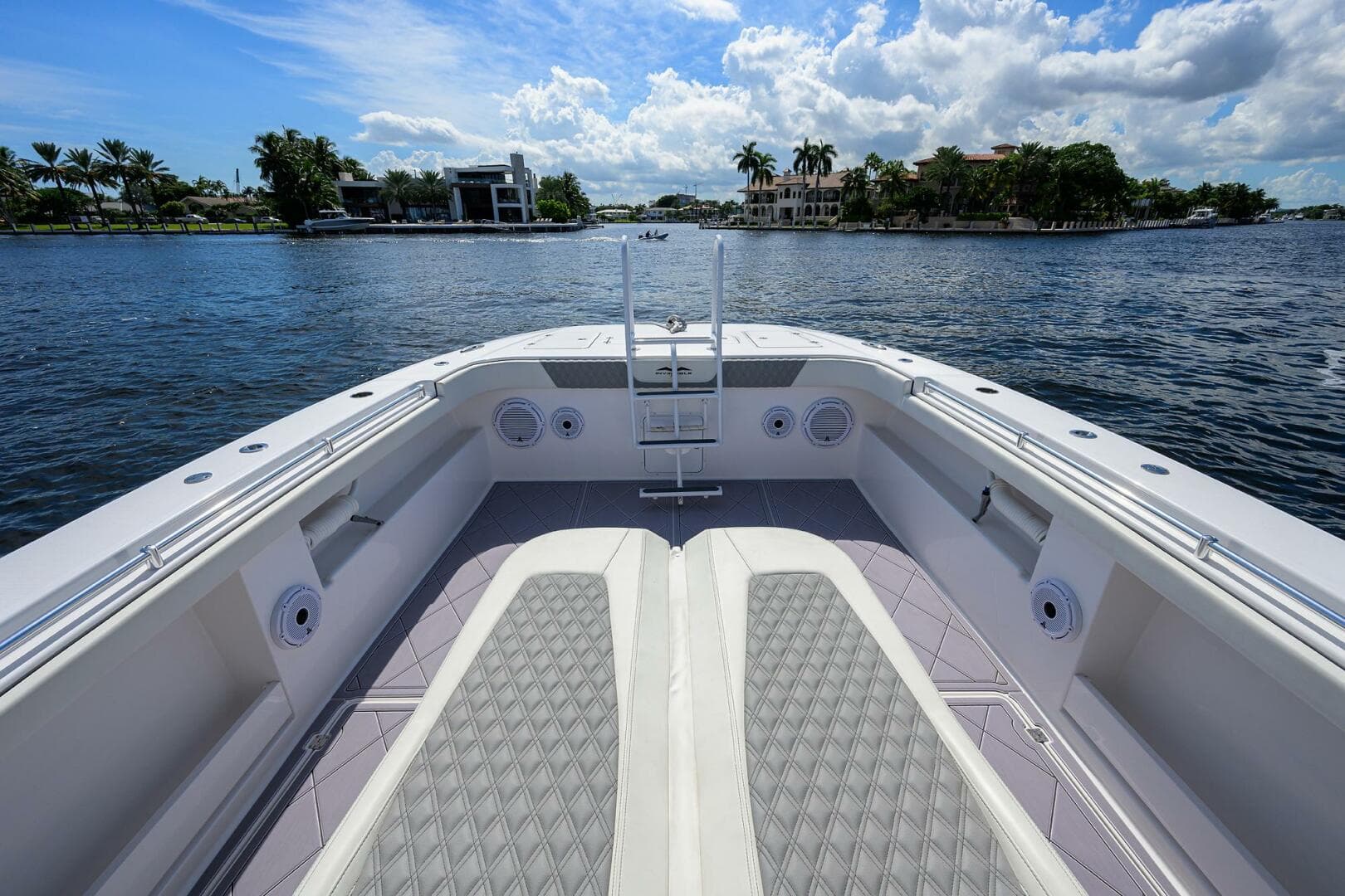 Invincible 46 Argento II - Exterior Bow