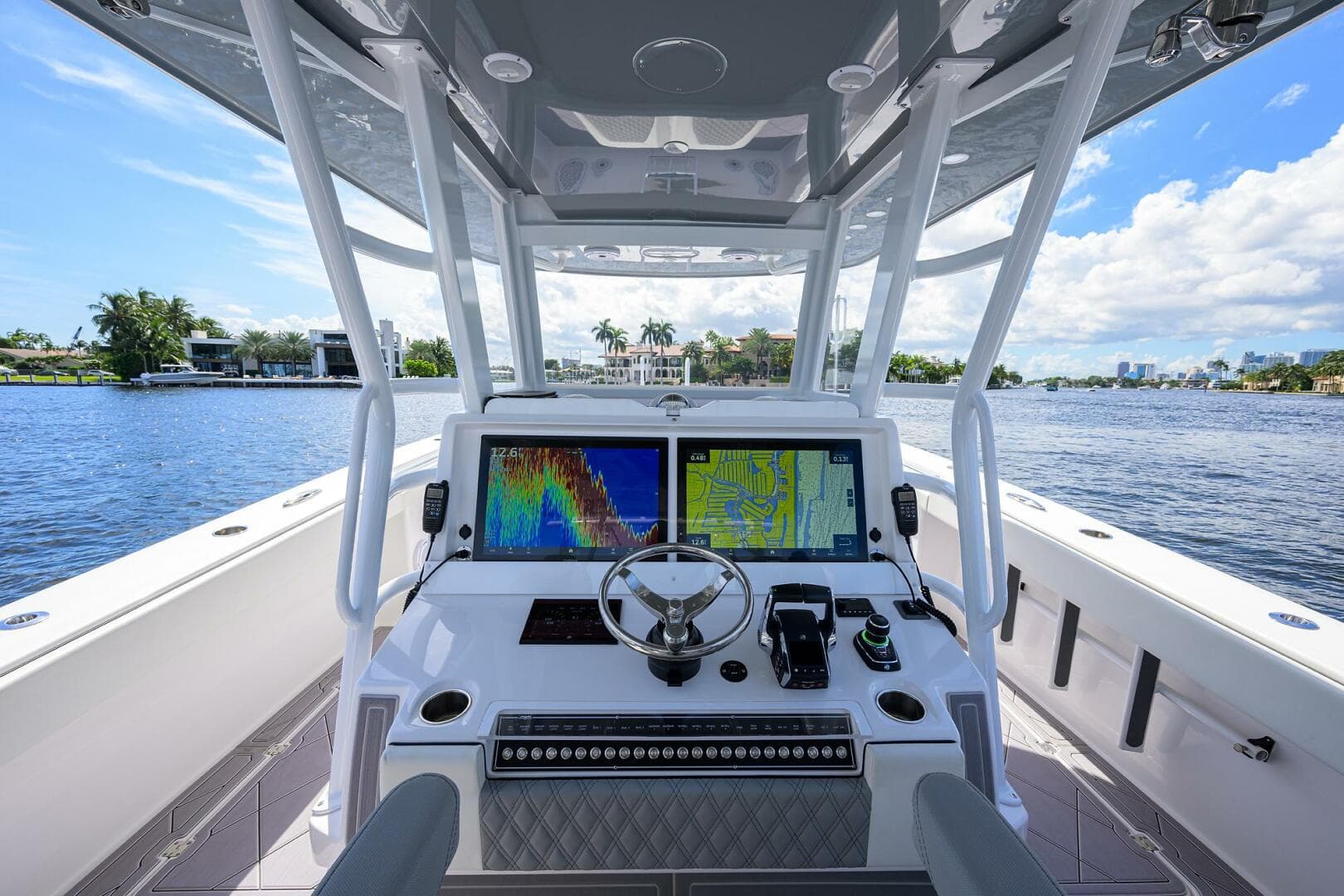 Invincible 46 Argento II - Exterior Helm