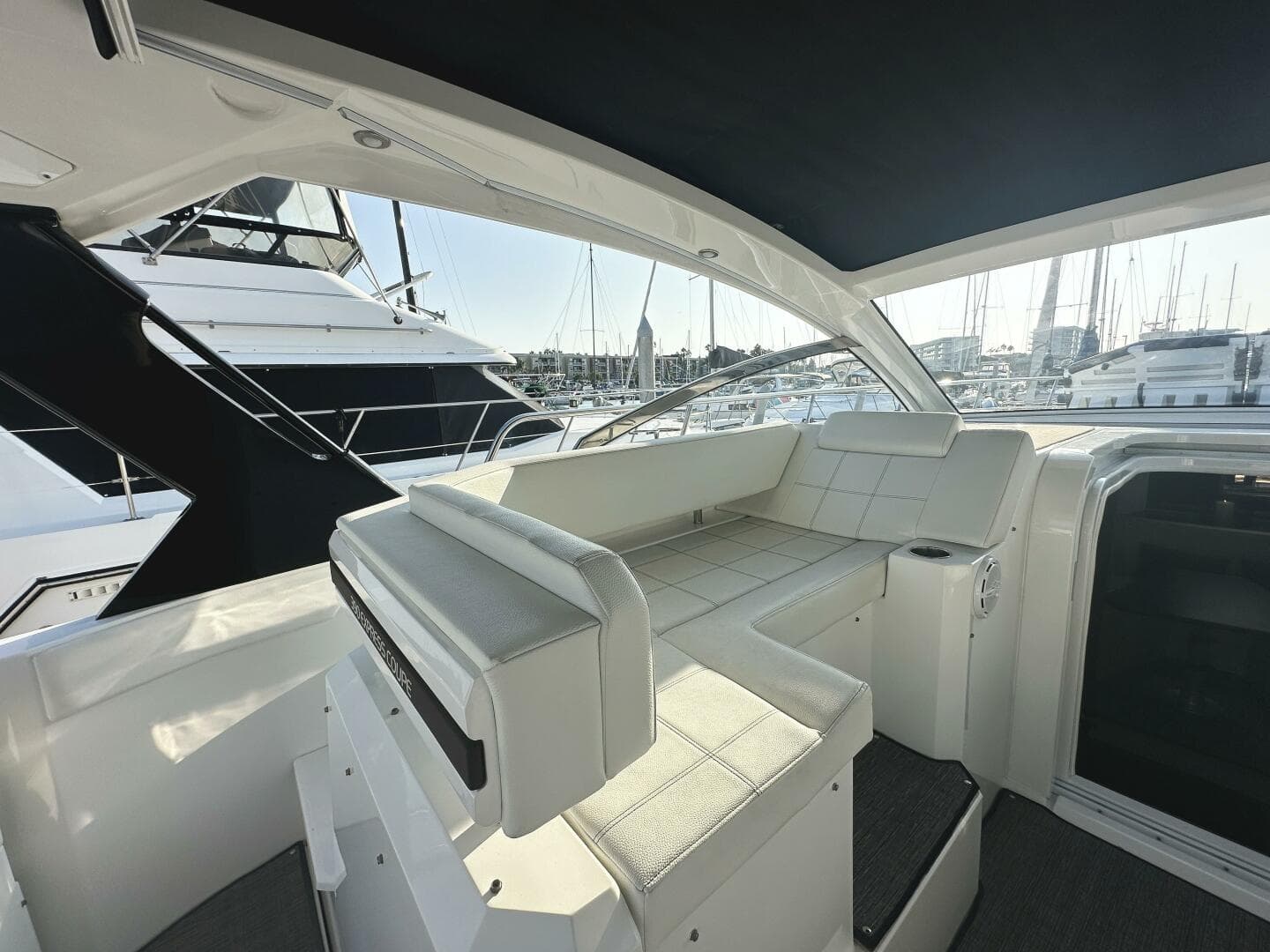 2017 Cruisers Yachts 390 Express Coupe