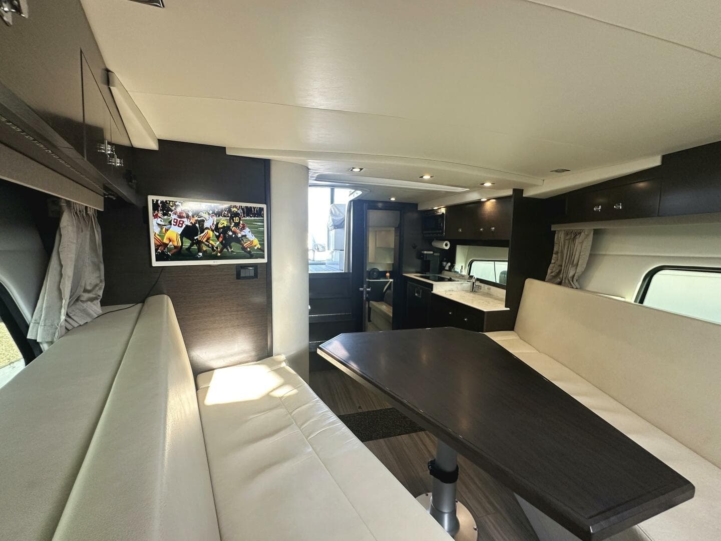 2017 Cruisers Yachts 390 Express Coupe