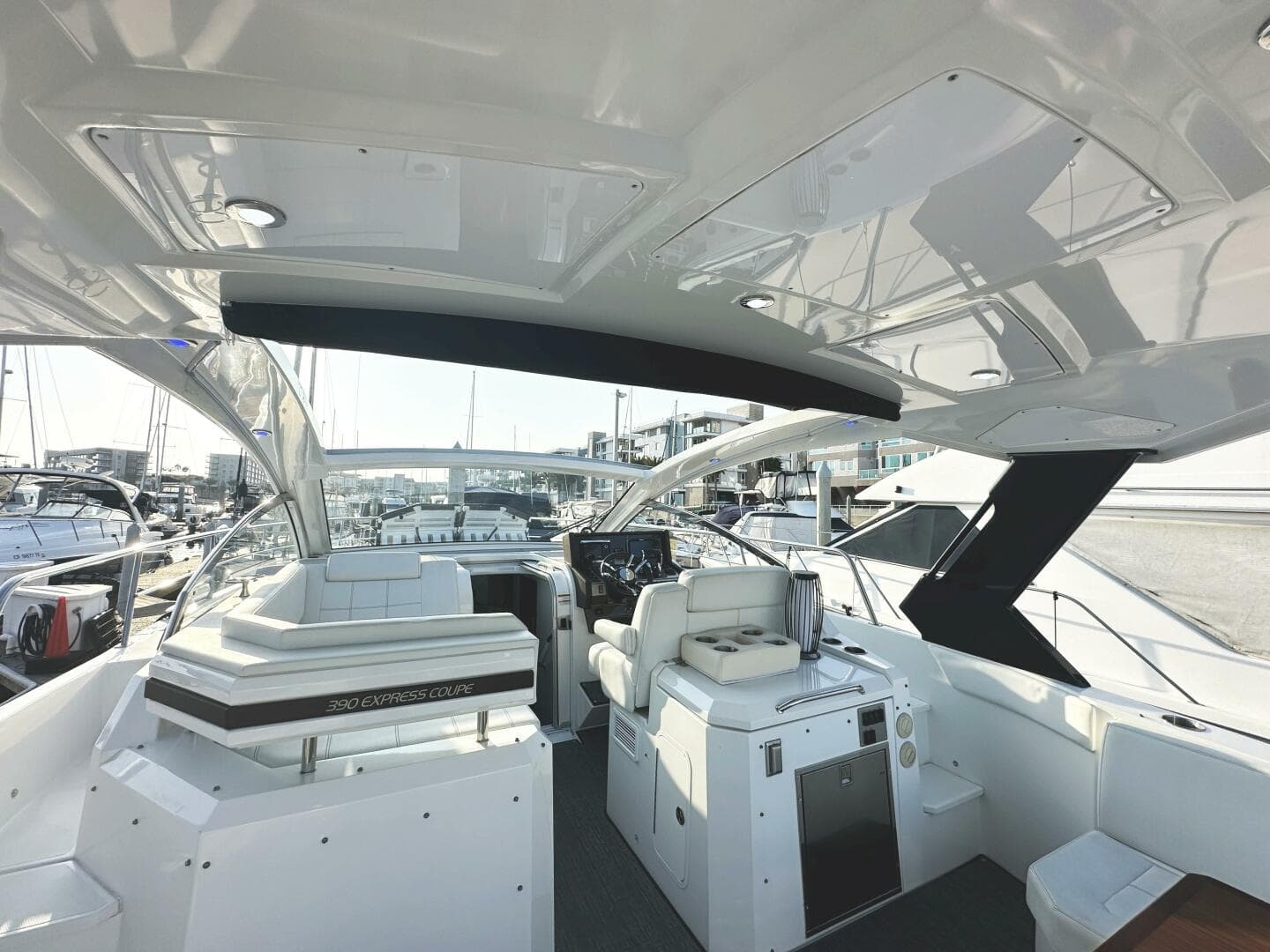 2017 Cruisers Yachts 390 Express Coupe