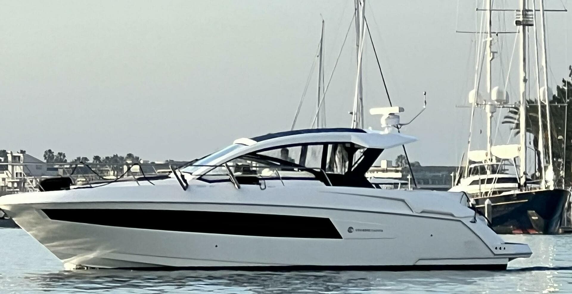 2017 Cruisers Yachts 390 Express Coupe