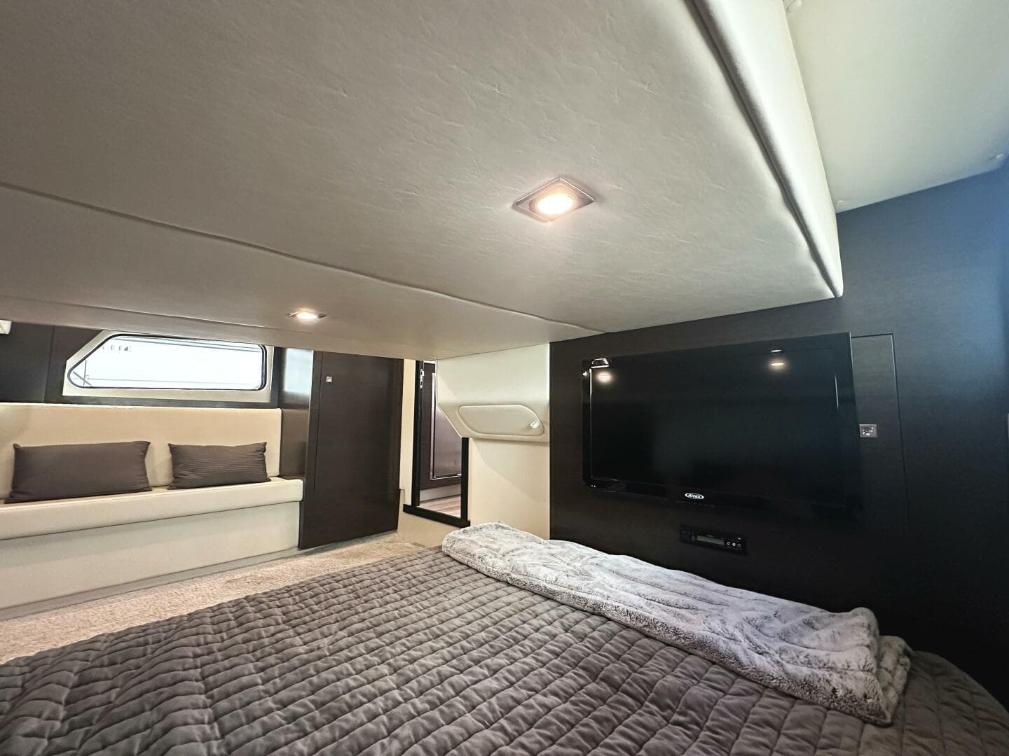 2017 Cruisers Yachts 390 Express Coupe