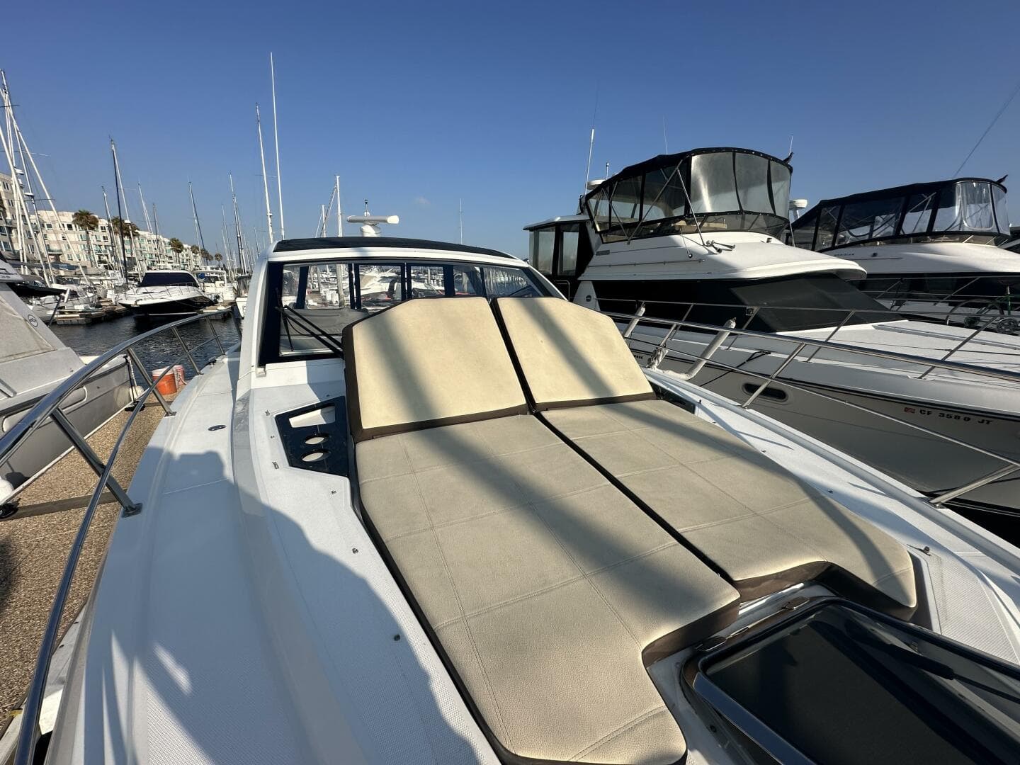 2017 Cruisers Yachts 390 Express Coupe
