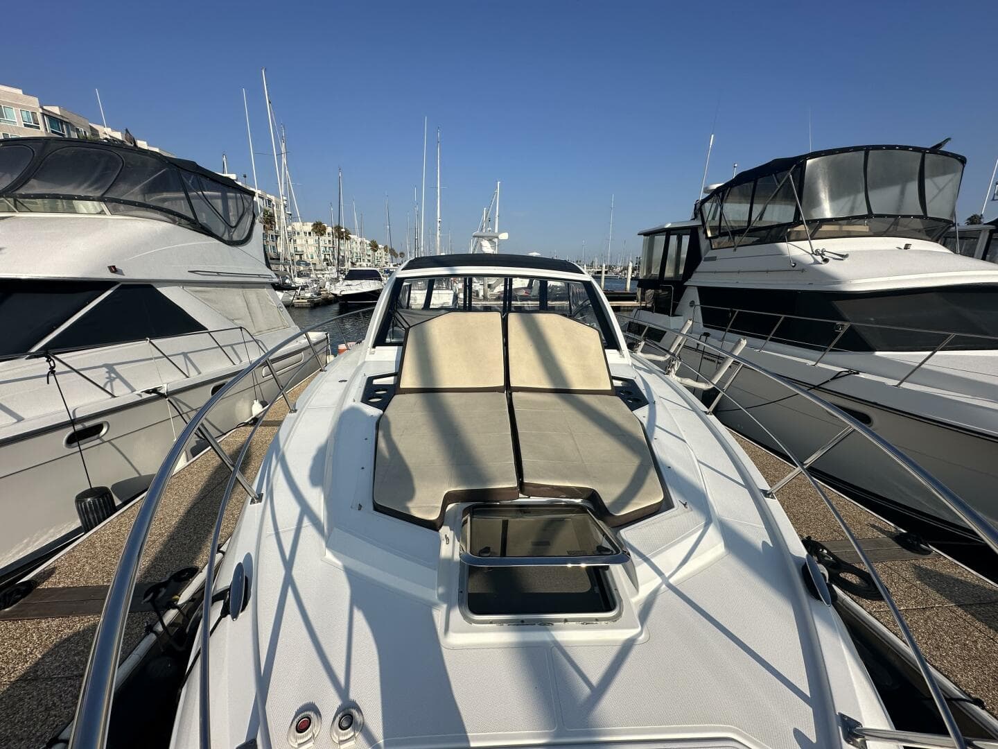 2017 Cruisers Yachts 390 Express Coupe